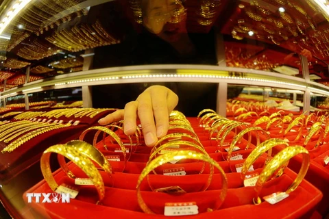 Trang sức bằng vàng được bày bán tại một cửa hàng ở thành phố Thao Đảo, tỉnh Sơn Đông, Trung Quốc. (Nguồn: AFP/TTXVN)