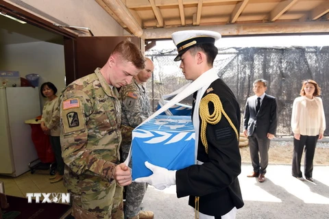 Bộ Quốc phòng Hàn Quốc trao hài cốt binh sĩ Mỹ hy sinh trong cuộc Chiến tranh Triều Tiên tại Seoul ngày 28/4. (Nguồn: EPA/TTXVN)