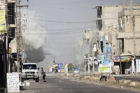 Khói bốc lên sau các cuộc không kích ở Al-Hirak, phía Đông tỉnh Daraa ngày 21/6. (Ảnh: AFP/TTXVN)