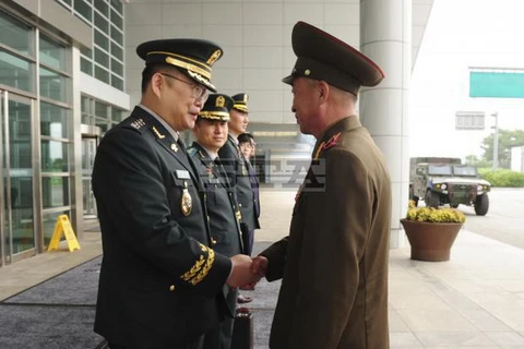 Đại tá Cho Yong-geun (trái) và Đại tá Om Chang-nam. (Nguồn: AP)
