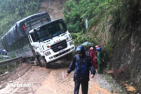 Do ảnh hưởng của mưa lũ, tuyến Quốc lộ 4C từ Hà Giang đi bốn huyện vùng cao núi đá trơn trượt, nhiều xe ôtô do đã bị đổ, sa lầy. (Ảnh: Minh Tâm/Vietnam+)