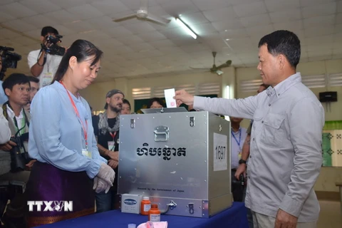 Cử tri Campuchia tham gia bỏ phiếu bầu cử Hội đồng xã, phường. (Ảnh: Phan Minh Hưng/TTXVN)