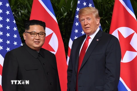 Tổng thống Mỹ Donald Trump (phải) và nhà lãnh đạo Triều Tiên Kim Jong-un tại cuộc gặp ở Singapore ngày 12/6. (Nguồn: AFP/TTXVN)