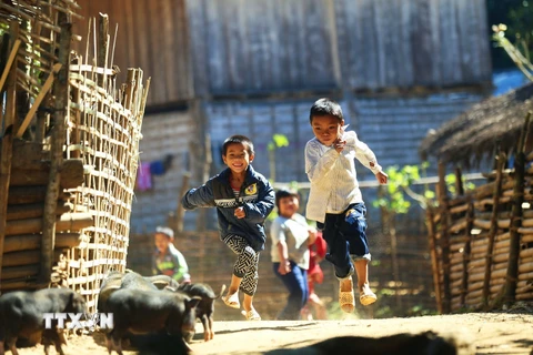 Niềm vui của những đứa trẻ vùng cao là được chạy nhảy vui chơi cùng bạn bè. (Ảnh: Phan Tuấn Anh/TTXVN)