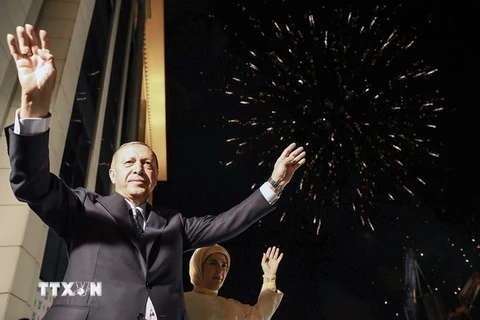Tổng thống Thổ Nhĩ Kỳ Recep Tayyip Erdogan (trái) và phu nhân mừng chiến thắng sau khi kết quả cuộc bầu cử Tổng thống được công bố. (Nguồn: AFP/TTXVN)