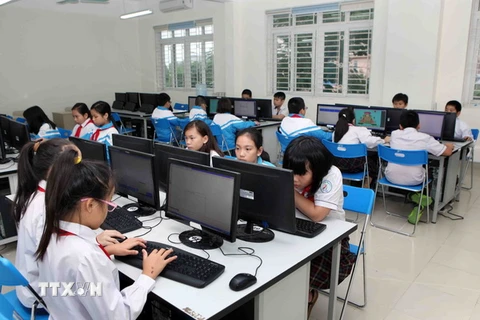 Giờ học thực hành môn Tin học của học sinh trường Tiểu học Đô thị Sài Đồng. (Ảnh: Quý Trung/TTXVN)