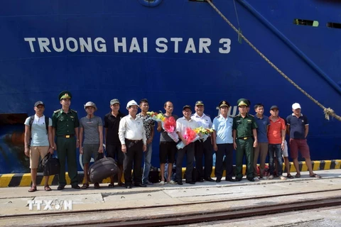 Các thuyền viên của tàu An Phú 868 được tàu Trường Hải Star 3 đưa về cảng Chu Lai an toàn. (Ảnh: TTXVN phát)