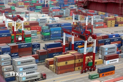 Hàng hóa được xếp tại cảng ở Thanh Đảo, tỉnh Sơn Đông, Trung Quốc. (Nguồn: EPA-EFE/TTXVN)