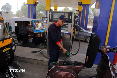 Nhân viên bơm xăng tại một trạm bán xăng dầu ở Cairo, Ai Cập. (Nguồn: THX/TTXVN)