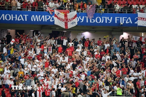 Các cổ động viên đội tuyển Anh ăn mừng chiến thắng. (Nguồn: AFP/TTXVN)