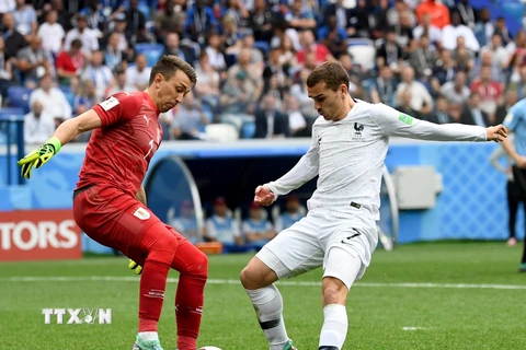 Thủ môn Fernando Muslera (trái) của Uruguay cản phá một pha bóng của Antoine Griezmann của Pháp trong trận đấu. (Nguồn: THX/TTXVN)