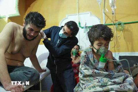 Điều trị cho người dân Syria nghi bị nhiễm khí độc trong vụ tấn công được cho là sử dụng vũ khí hóa học ở Đông Ghouta, Syria ngày 25/2. (Nguồn: AFP/ TTXVN)