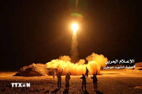 Một vụ phóng tên lửa đạn đạo do phiến quân Houthi ở Yemen tiến hành nhằm vào Saudi Arabia. (Nguồn: Reuters/TTXVN)