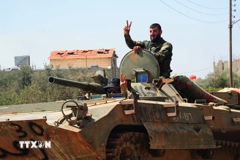 Binh sỹ Chính phủ Syria tiến vào giải phóng thị trấn Kahil, tỉnh Daraa. (Nguồn: THX/TTXVN)