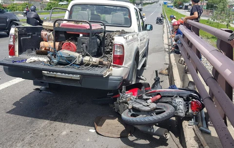 Xe tải tông xe máy chở ba người, mẹ và con gái tử vong tại chỗ