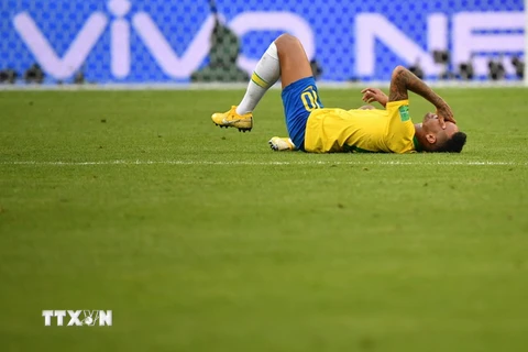 Vẻ mặt đau đớn của Neymar sau khi bị cầu thủ Mexico dẫm lên chân trong trận đấu giữa đội tuyển Brazil và Mexico. (Nguồn: THX/TTXVN)