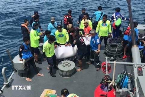 Lực lượng cứu hộ Thái Lan chuyển thi thể một nạn nhân trong vụ chìm tàu du lịch ở Phuket. (Nguồn: THX/TTXVN)