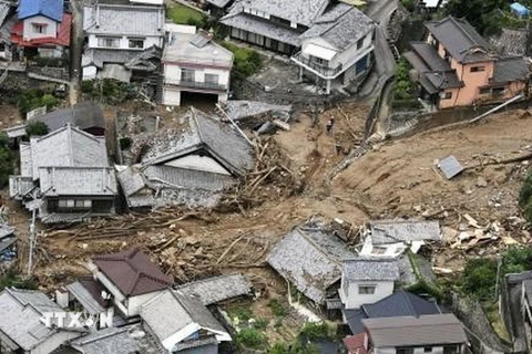 Nhiều ngôi nhà bị ngập trong nước sau những trận mưa lớn tại Kure, tỉnh Hiroshima. (Nguồn: Kyodo/TTXVN)