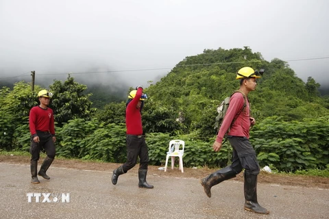 Nhân viên cứu hộ Thái Lan tham gia chiến dịch giải cứu các thành viên đội bóng thiếu niên bị mắc kẹt trong hang Tham Luang. (Nguồn: EPA/TTXVN)
