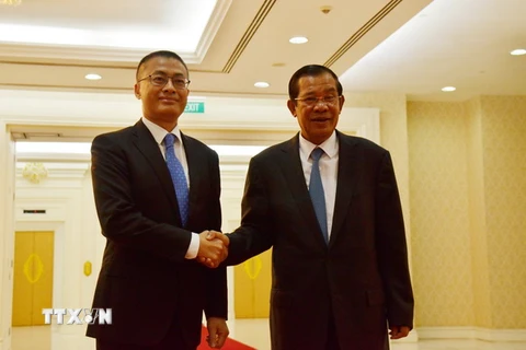 Thủ tướng Campuchia Samdech Hun Sen tiếp Đại sứ đặc mệnh toàn quyền Vũ Quang Minh. (Ảnh: Minh Hưng/TTXVN)