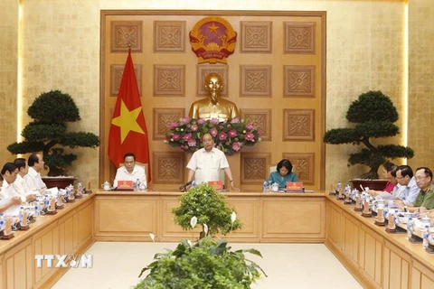Thủ tướng Nguyễn Xuân Phúc, Chủ tịch Hội đồng Thi đua-Khen thưởng Trung ương, phát biểu tại cuộc họp. (Ảnh: Lâm Khánh/TTXVN)