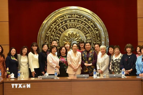 Phó Chủ tịch Thường trực Quốc hội Tòng Thị Phóng với các đại biểu chụp ảnh chung. (Ảnh: Dương Giang/TTXVN)