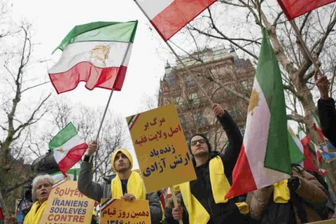 Cuộc biểu tình của Hội đồng kháng chiến quốc gia Iran (NCRI) tại ngoại ô Paris. (Nguồn: Getty Imges)