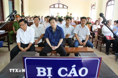 Các bị cáo tại phiên xét xử sơ thẩm. (Ảnh: Thanh Sang/TTXVN)