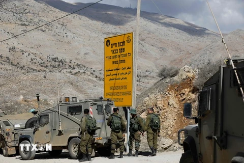Binh sỹ Israel gác tại khu vực Majdal Shams, cao nguyên Golan. (Nguồn: AFP/TTXVN)