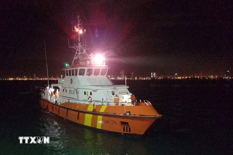 Tàu SAR 274 đưa nạn nhân về cập bờ tại Đà Nẵng. (Ảnh: TTXVN phát)