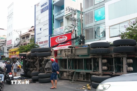 Hiện trường vụ lật xe container. (Ảnh:Hoàng Hải/TTXVN)