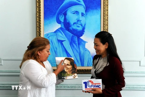 Tổng Thư ký Liên đoàn phụ nữ Cuba Teresa Amarelle Boué trao quà lưu niệm cho Chủ tịch Hội Liên hiệp Phụ nữ Việt Nam Nguyễn Thị Thu Hà. (Ảnh: Lê Hiền/TTXVN)