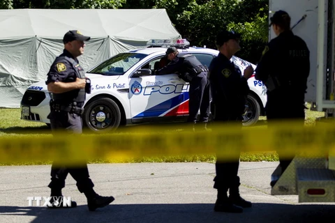 Cảnh sát điều tra vụ việc liên quan tới một đối tượng giết người hàng loạt ở Toronto, Canada ngày 6/7. (Nguồn: AFP/TTXVN)