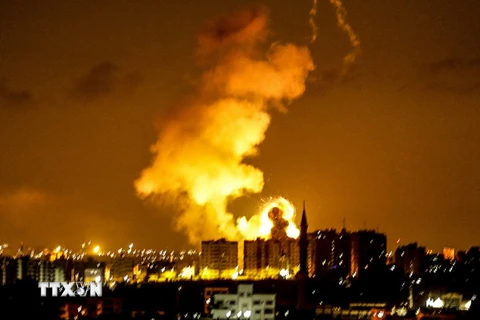 Khói lửa bốc lên sau một vụ không kích của các lực lượng Israel tại Gaza. (Nguồn: AFP/TTXVN)