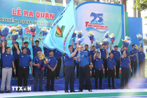 Bí thư Thành ủy Thành phố Hồ Chí Minh Nguyễn Thiện Nhân (bên phải) trao cờ xuất quân Chiến dịch tình nguyện Mùa hè Xanh lần thứ 25. (Ảnh: Xuân Dự/TTXVN)