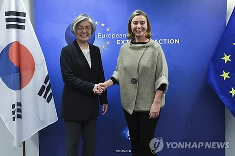 Đại diện cấp cao EU Federica Mogherini và Ngoại trưởng Hàn Quốc Kang Kyung-wha. (Nguồn: Yonhap)