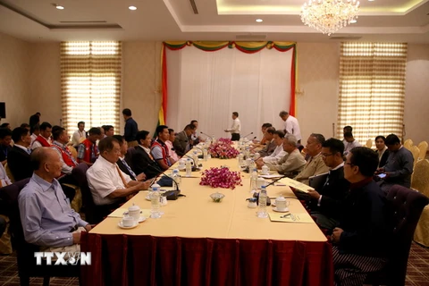 Đại diện các nhóm vũ trang của lực lượng Liên minh miền Bắc (trái) tại cuộc gặp với các quan chức của Ủy ban Hòa bình Myanmar (phải) bên lề Hội nghị Hòa bình Panglong ở Nay Pyi Taw ngày 13/7. (Nguồn: THX/TTXVN)