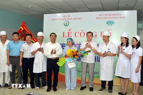Lãnh đạo tỉnh Thanh Hóa chúc mừng đội ngũ y bác sỹ Bệnh viện Đa khoa tỉnh Thanh Hóa thực hiện thành công ca ghép thận đầu tiên. (Ảnh: Hoa Mai/TTXVN)