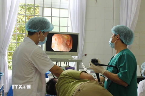 Các bác sỹ Trung tâm y tế huyện Yên Lạc, tỉnh Vĩnh Phúc thực hiện nội soi dạ dày cho bệnh nhân. (Ảnh: TTXVN)