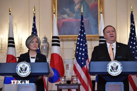 Ngoại trưởng Hàn Quốc Kang Kyung-wha (trái) và Ngoại trưởng Mỹ Mike Pompeo trong cuộc họp báo tại Washington DC., Mỹ. (Nguồn: AFP/TTXVN)