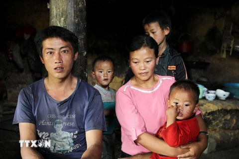 Người lao động ở Lào Cai vượt biên trái phép sang Trung Quốc làm thuê, ruộng nương bỏ hoang, con cái bơ vơ thiếu hơi ấm và bàn tay chăm sóc của cha mẹ. (Ảnh: Việt Hoàng/TTXVN)