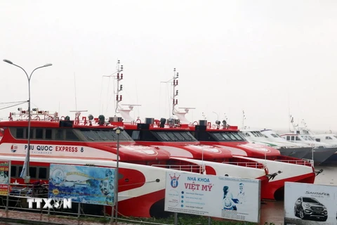 Tàu cao tốc neo đậu tại cảng Rạch Giá, không hoạt động do thời tiết xấu. (Ảnh: Lê Sen/TTXVN)