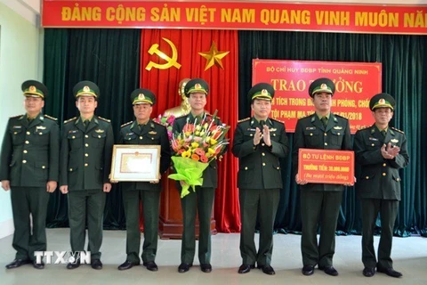 Trao tặng bằng khen cho cán bộ chiến sỹ Đồn Biên phòng Hải Hòa, thành phố Móng Cái. (Ảnh: Nguyễn Hoàng/TTXVN)
