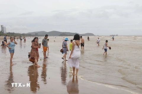 Du khách vui chơi, tắm biển tại bãi biển Cửa Lò, Nghệ An. (Ảnh: Nguyễn Oanh/TTXVN)