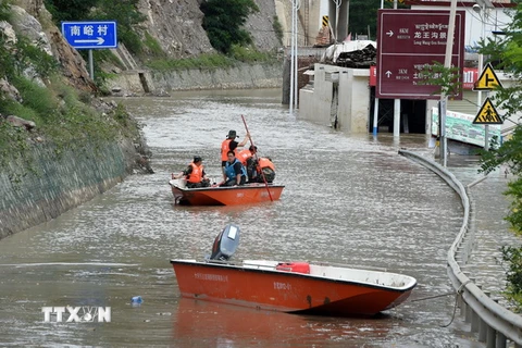 Lực lượng cứu hộ tìm kiếm nạn nhân và khắc phục hậu quả mưa lũ tại thị trấn Nanyu, huyện Zhouqu, phía Tây Bắc tỉnh Cam Túc. (Nguồn: THX/TTXVN)
