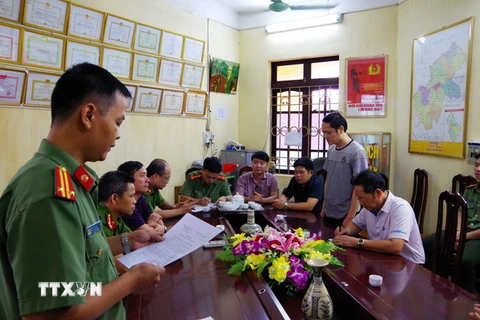 Cơ quan an ninh điều tra - công an tỉnh Hà Giang đọc lệnh bắt tạm giam đối với Vũ Trọng Lương. (Ảnh: Diệu Loan/TTXVN phát)