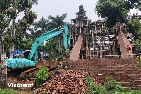 Cưỡng chế phá dỡ cung điện xây dựng trái phép tại huyện Ba Vì. (Ảnh: Minh Nghĩa/Vietnam+)