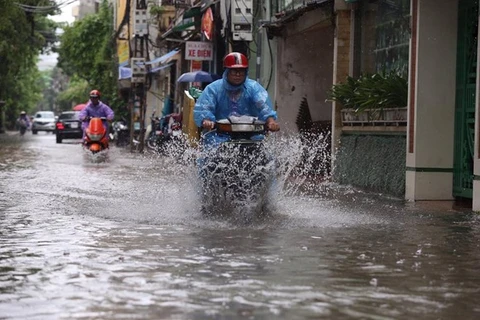 Ngập nước tại phố Quan Nhân và Vũ Trọng Phụng sau cơn mưa lớn. (Ảnh: Minh Sơn/Vietnam+)