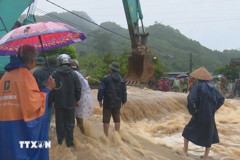 Mưa liên tục khiến nước dâng cao tại huyện Mộc Châu (Sơn La). (Ảnh: TTXVN phát)