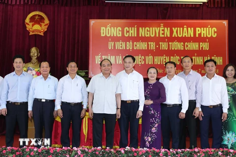 Thủ tướng Nguyễn Xuân Phúc và các lãnh đạo huyện Đức Thọ, tỉnh Hà Tĩnh. (Ảnh: Thống Nhất/TTXVN)